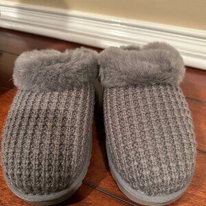 Ugg Slippers, Never worn, Size 7, Grey